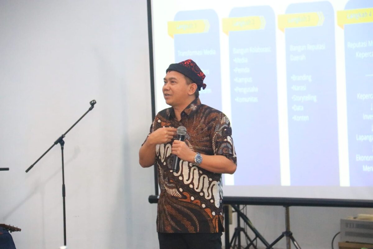 Pria asal Desa Sidorejo, Kecamatan Purwoharjo, Banyuwangi, yang kini berkiprah di Jakarta itu menegaskan bahwa kebutuhan masyarakat terhadap informasi tidak akan pernah hilang. Yang terus berubah adalah cara masyarakat mengakses informasi tersebut.