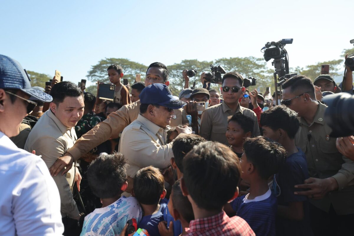 Bahagianya Anak-Anak Pengungsi Nagekeo Bertemu Prabowo(Bakom RI)